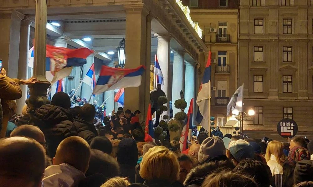 Σοβαρά επεισόδια στην Σερβία: Διαδηλωτές επιχείρησαν να καταλάβουν το δημαρχείο (Εικόνες-Βίντεο)